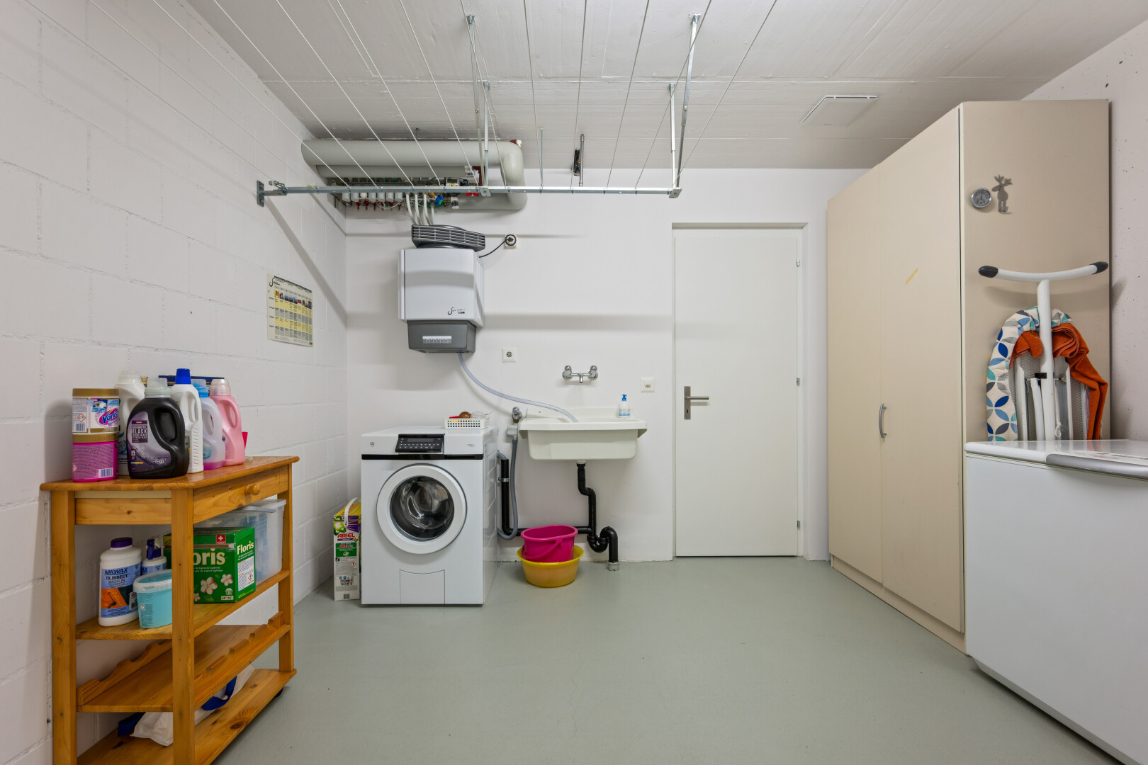 wäschekammer mit tumbler, finished concrete floor, betonboden, concrete floor, und inside property