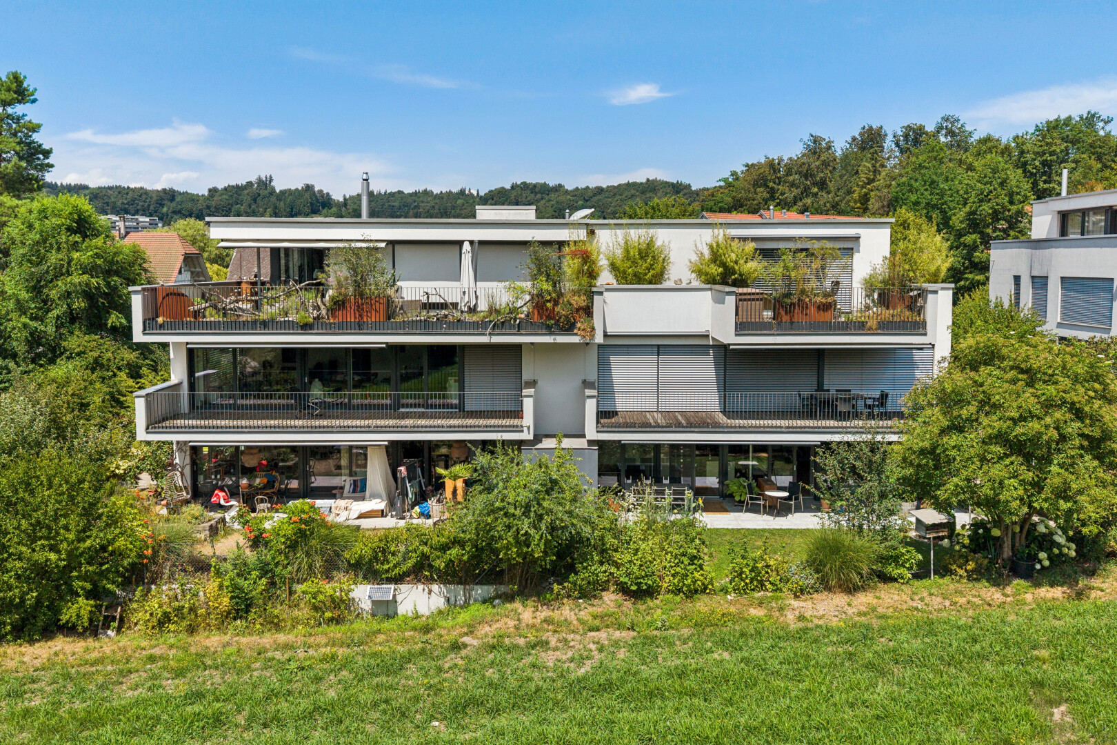 außenansicht mit balkon, terrasse, day time, und rasen