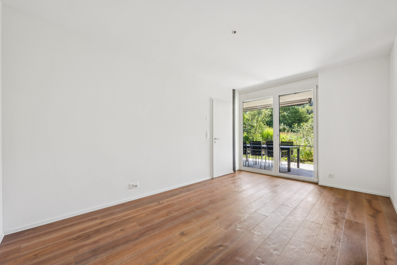 leerer raum mit gipskartonwand, drywall, holzfußboden, wood finish floor, und inside property