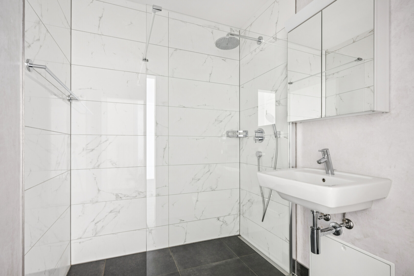 bad mit dusche, spiegel, komplettes badezimmer, waschbecken, und inside property