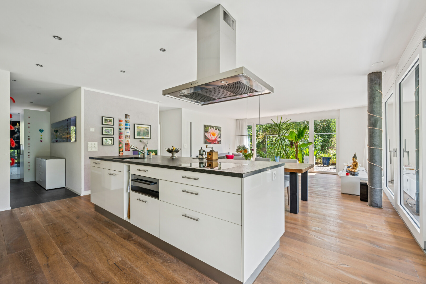 küche mit dunstabzugshaube, holzfußboden, wood finish floor, schränke mit flachen paneelen, und flat panel cabinets