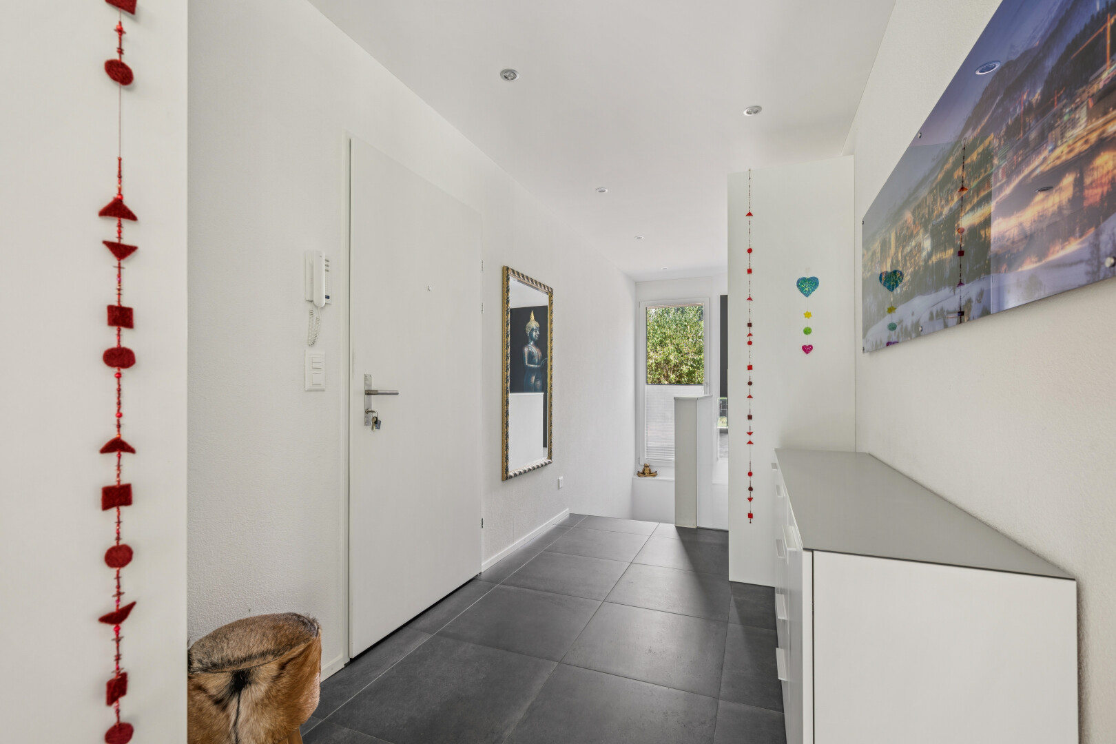 halle / korridor mit gipskartonwand, drywall, inside property, dark floor, und einbauleuchten