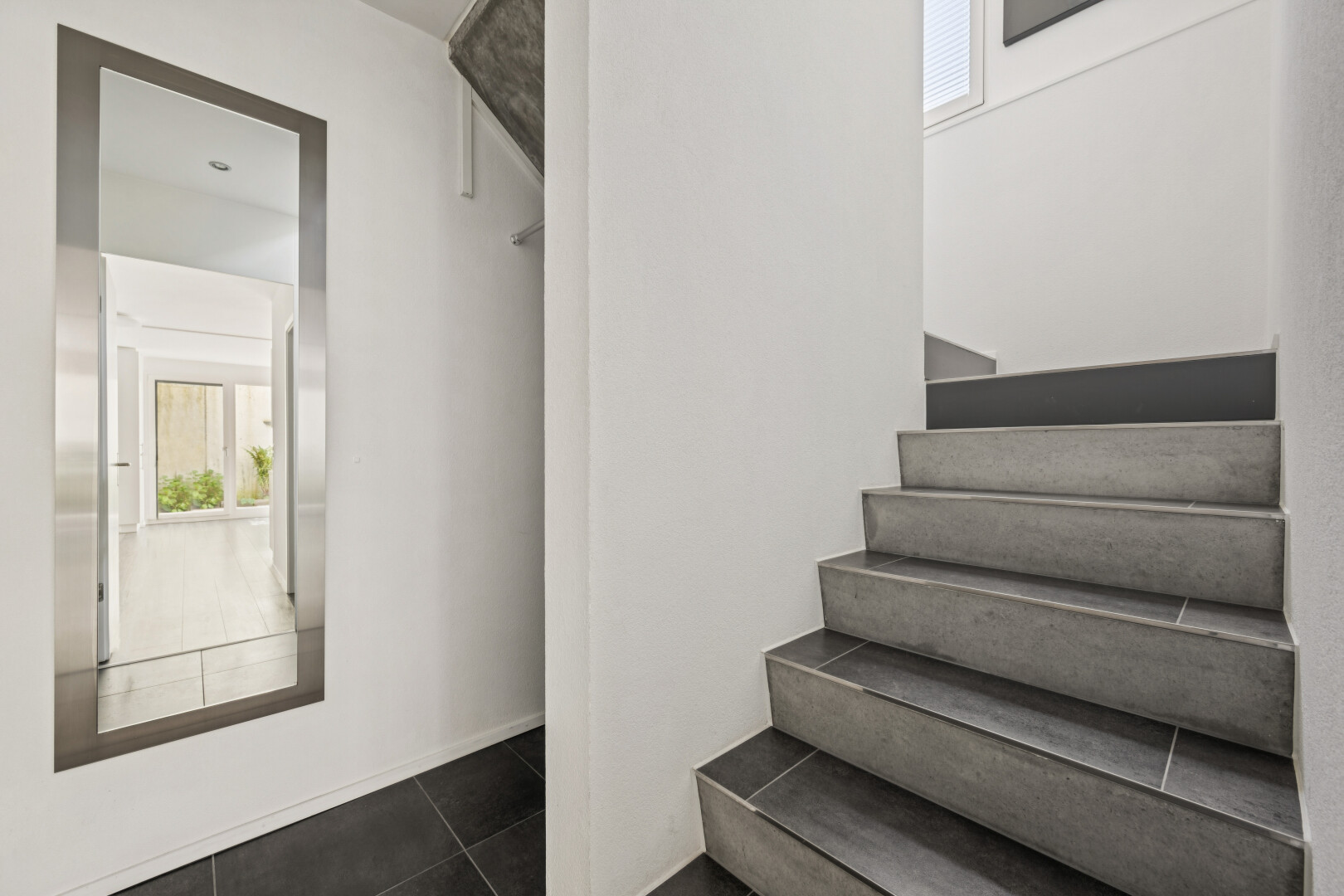 treppe mit inside community, treppen, drywall, gipskartonwand, und tile floor