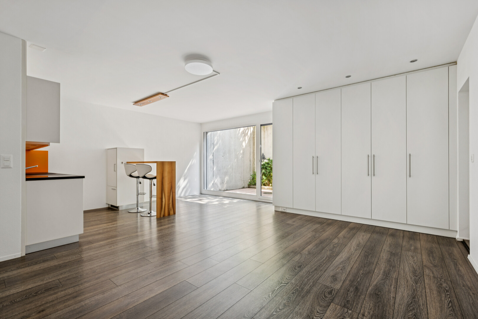 leerer raum mit dark floor, holzfußboden, wood finish floor, gipskartonwand, und drywall