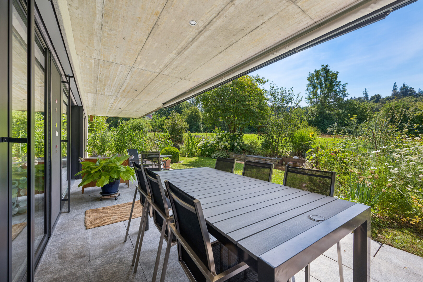 terrasse mit essbereich im freien, terrasse, from property, day time, und view focus