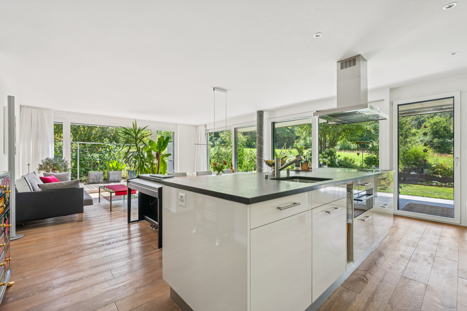 küche mit öffnet sich zum wohnraum, opens to living area, dunstabzugshaube, kitchen island sink, und dark countertops