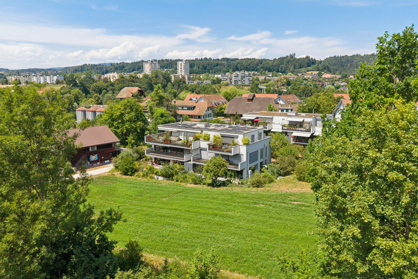 außenansicht mit day time, rasen, woods view, und waldblick