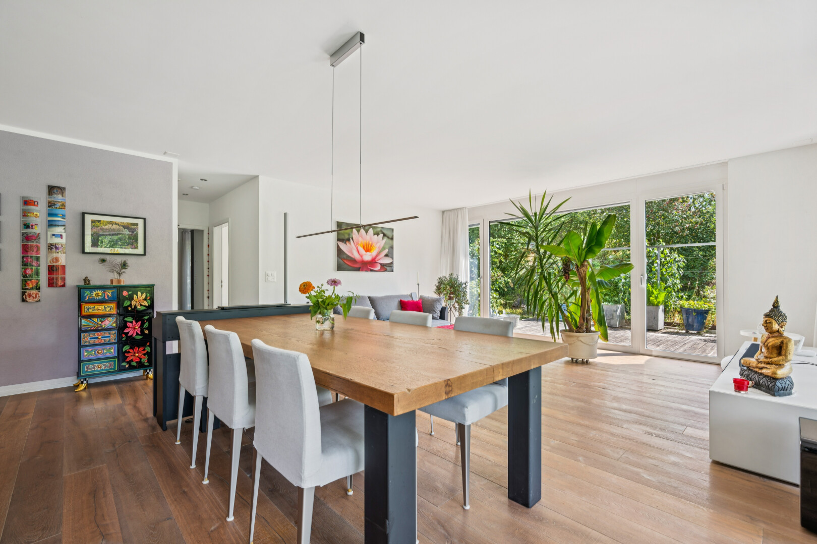esszimmer mit drywall, gipskartonwand, wood finish floor, holzfußboden, und inside property