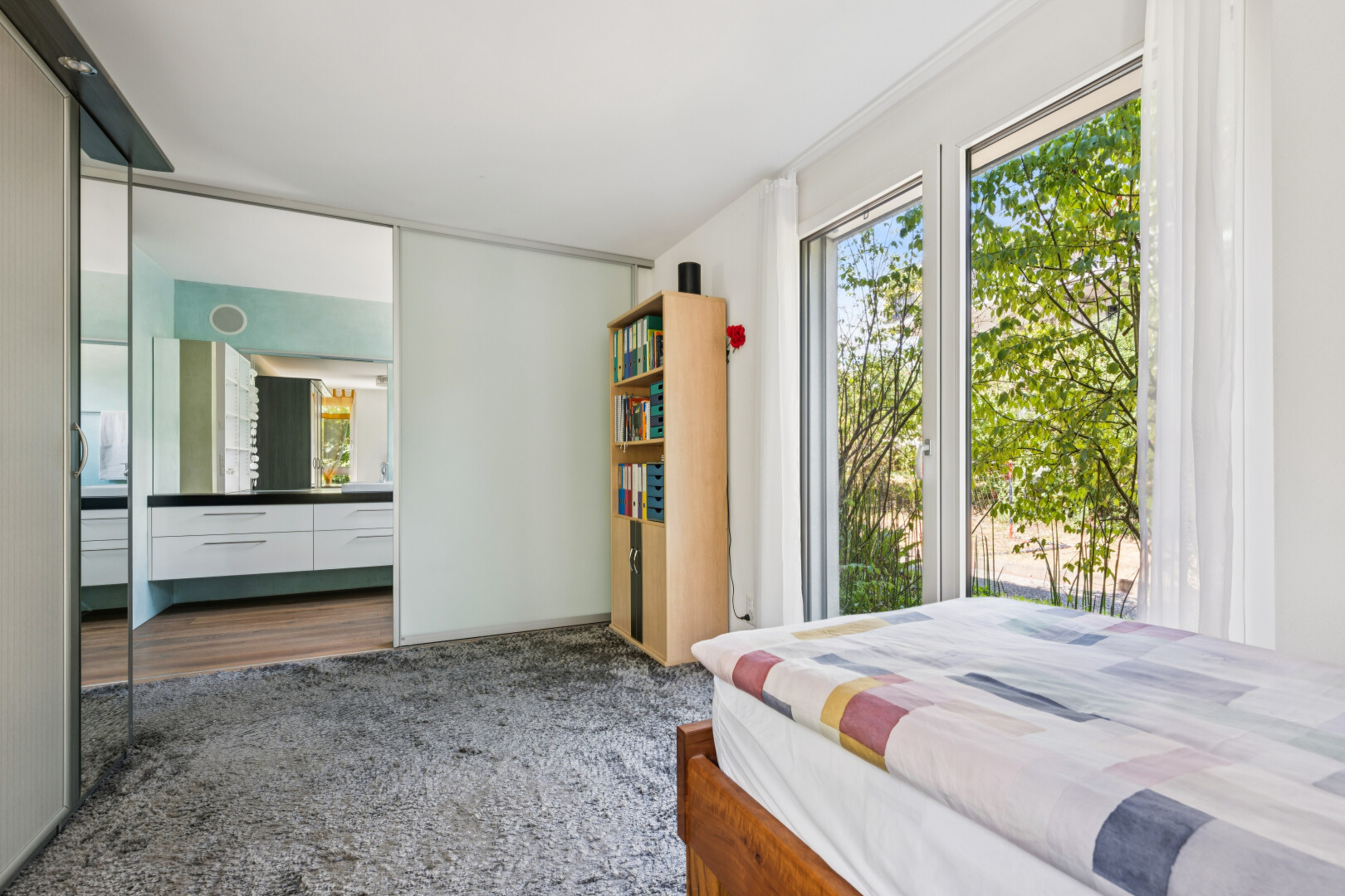 zimmer / schlafzimmer mit teppich, carpet, gipskartonwand, drywall, und inside property