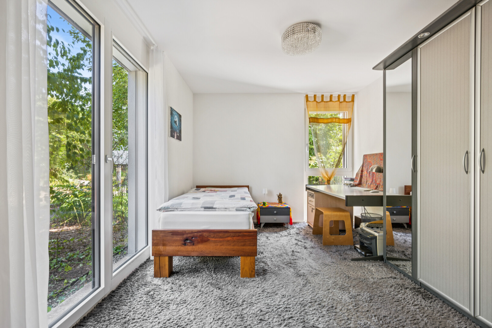 zimmer / schlafzimmer mit inside property, drywall, gipskartonwand, carpet, und teppich