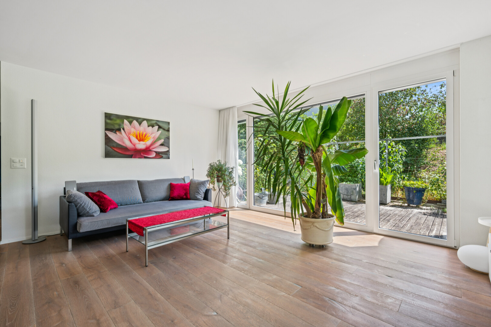 wohnzimmer mit gipskartonwand, drywall, inside property, holzfußboden, und wood finish floor