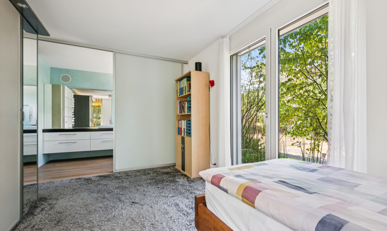 zimmer / schlafzimmer mit teppich, carpet, gipskartonwand, drywall, und inside property