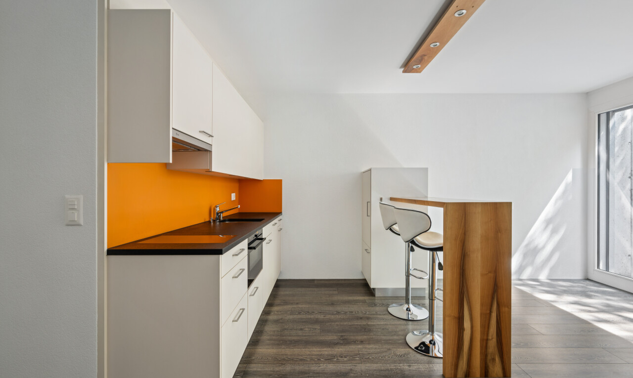küche mit arbeitsplatten, dark countertops, holzfußboden, wood finish floor, und dark floor