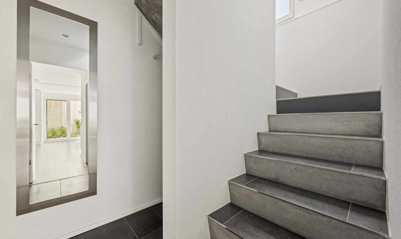 treppe mit inside community, treppen, drywall, gipskartonwand, und tile floor