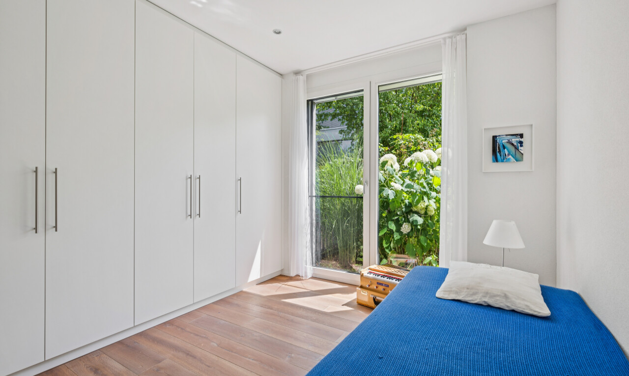 zimmer / schlafzimmer mit holzfußboden, wood finish floor, kleiderschrank, inside property, und gipskartonwand