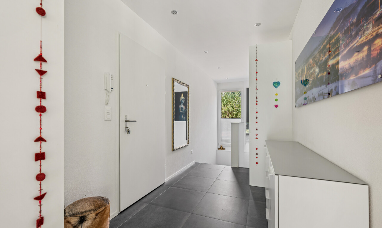halle / korridor mit gipskartonwand, drywall, inside property, dark floor, und einbauleuchten