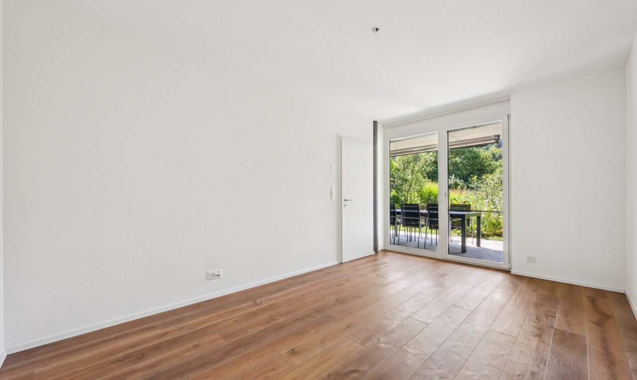 leerer raum mit gipskartonwand, drywall, holzfußboden, wood finish floor, und inside property