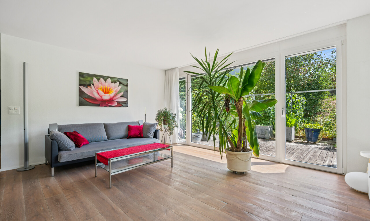 wohnzimmer mit gipskartonwand, drywall, inside property, holzfußboden, und wood finish floor
