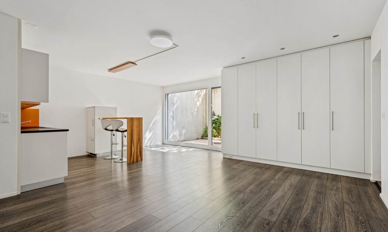 leerer raum mit dark floor, holzfußboden, wood finish floor, gipskartonwand, und drywall