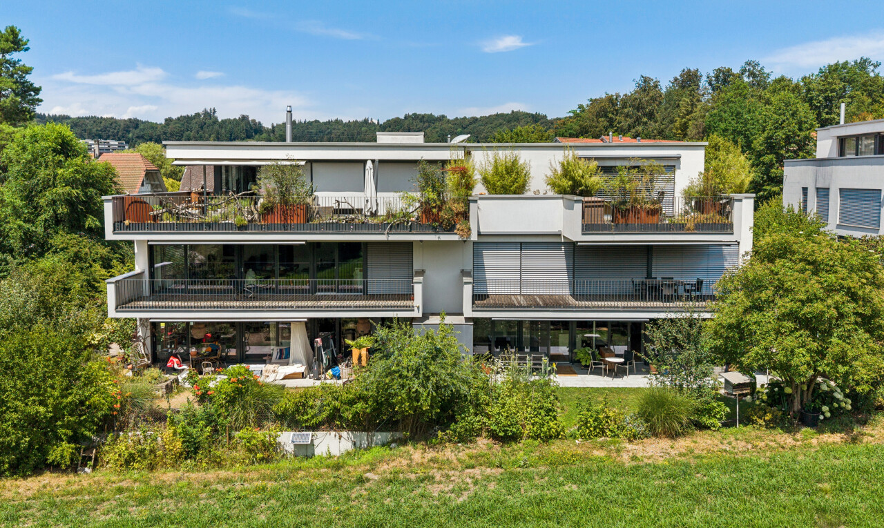 außenansicht mit balkon, terrasse, day time, und rasen
