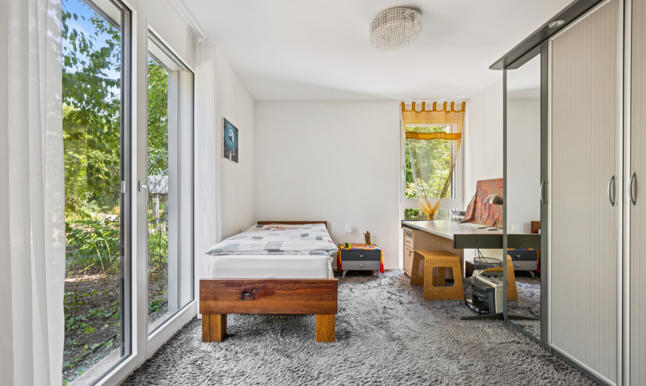 zimmer / schlafzimmer mit inside property, drywall, gipskartonwand, carpet, und teppich