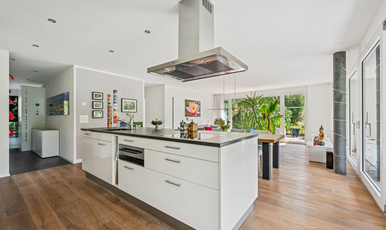 küche mit dunstabzugshaube, holzfußboden, wood finish floor, schränke mit flachen paneelen, und flat panel cabinets