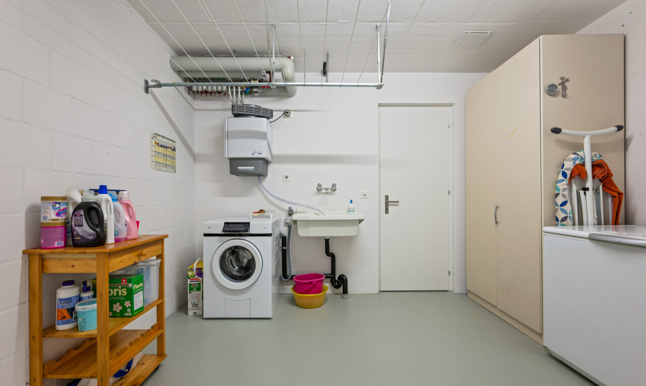 wäschekammer mit tumbler, finished concrete floor, betonboden, concrete floor, und inside property
