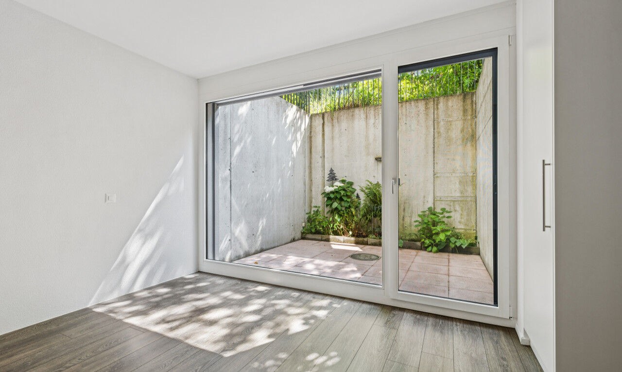 leerer raum mit holzfußboden, wood finish floor, gipskartonwand, drywall, und inside property