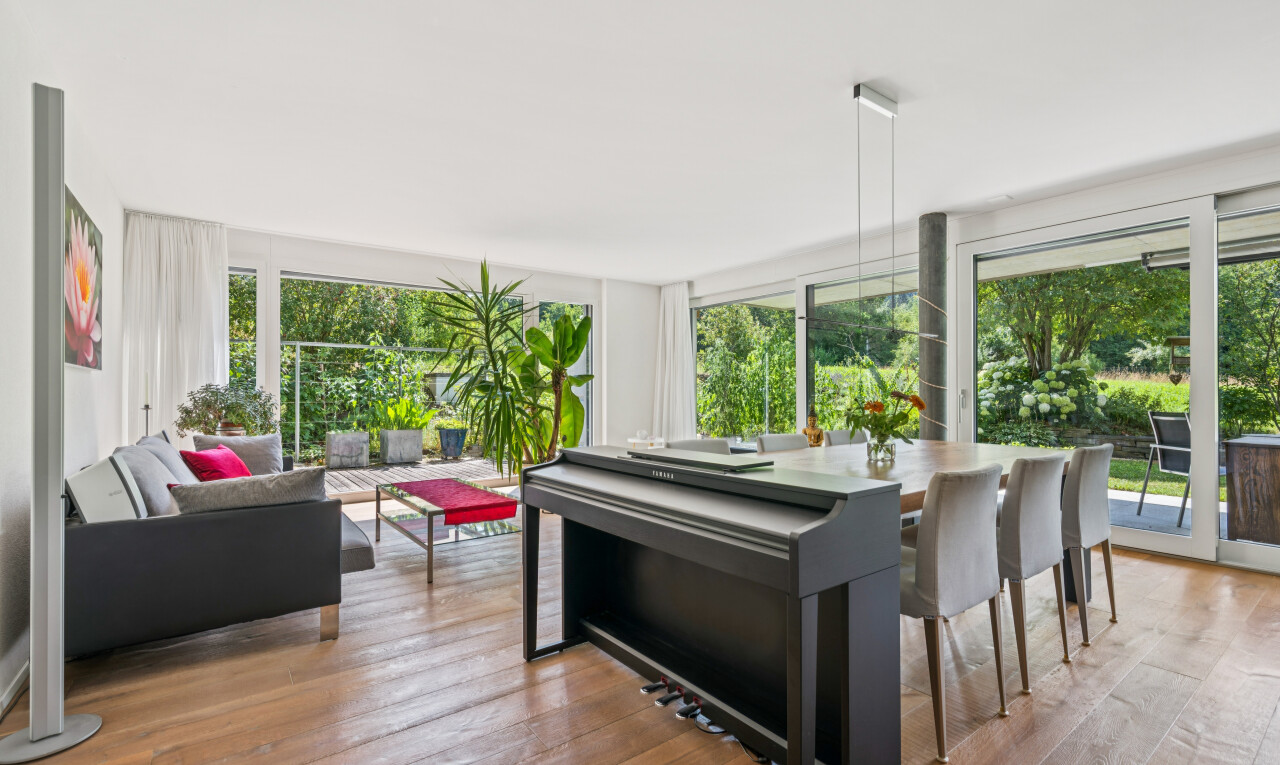 wohn- / esszimmer mit holzfußboden, wood finish floor, inside property, und hardwood floor