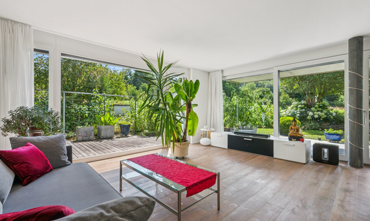 wohnzimmer mit inside property, holzfußboden, und wood finish floor