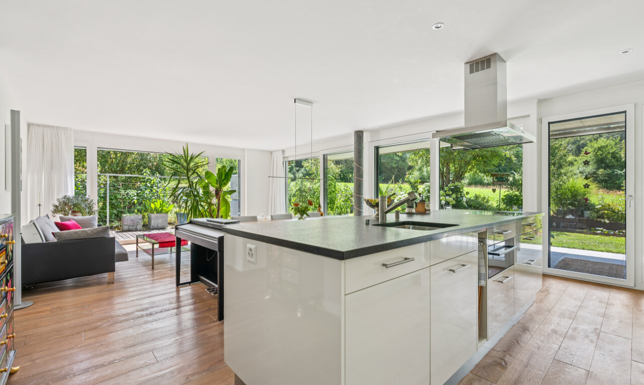 küche mit öffnet sich zum wohnraum, opens to living area, dunstabzugshaube, kitchen island sink, und dark countertops