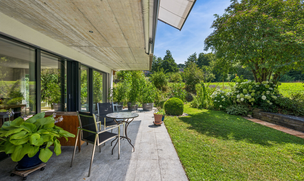 terrasse mit terrasse, rasen, from property, und day time