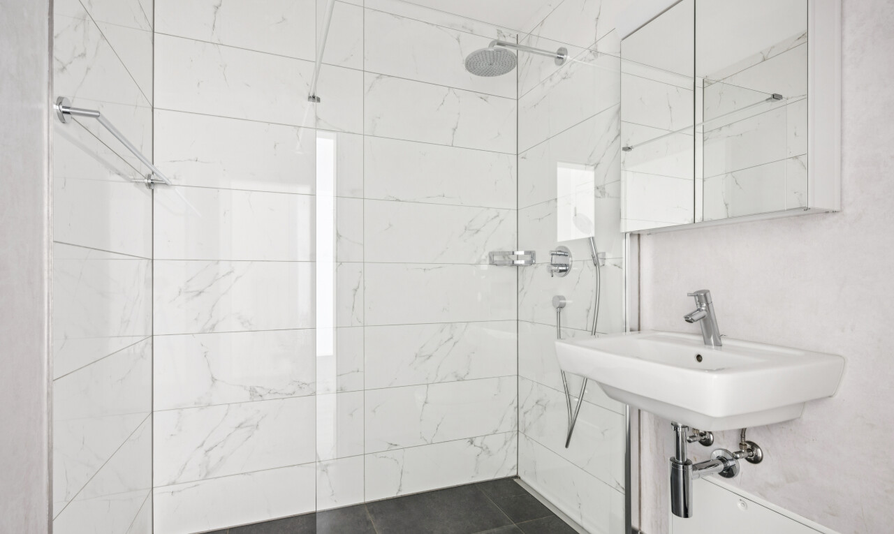 bad mit dusche, spiegel, komplettes badezimmer, waschbecken, und inside property
