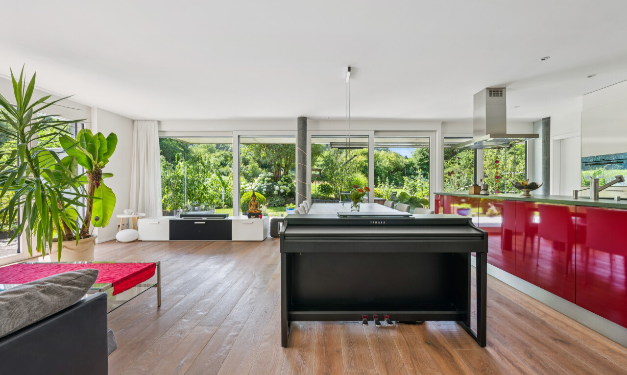 wohnzimmer mit inside property, wood finish floor, holzfußboden, waschbecken, und natürliches licht