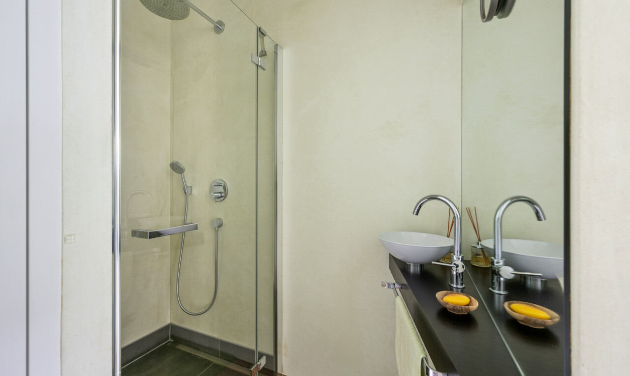 bad mit waschbecken, schminktisch, dusche, komplettes badezimmer, und gipskartonwand