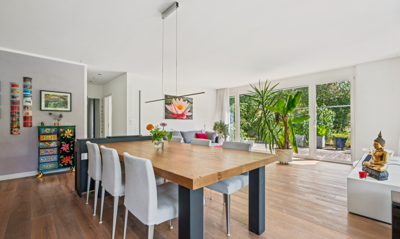 esszimmer mit drywall, gipskartonwand, wood finish floor, holzfußboden, und inside property