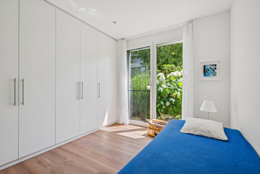 zimmer / schlafzimmer mit holzfußboden, wood finish floor, kleiderschrank, inside property, und gipskartonwand