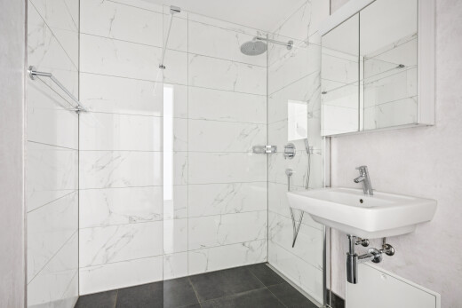 bad mit dusche, spiegel, komplettes badezimmer, waschbecken, und inside property