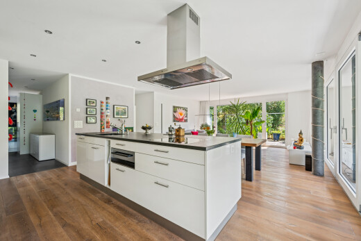 küche mit dunstabzugshaube, holzfußboden, wood finish floor, schränke mit flachen paneelen, und flat panel cabinets