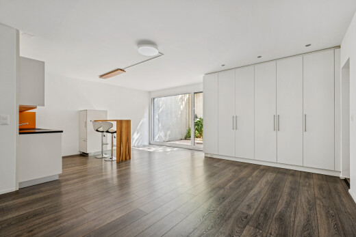 leerer raum mit dark floor, holzfußboden, wood finish floor, gipskartonwand, und drywall