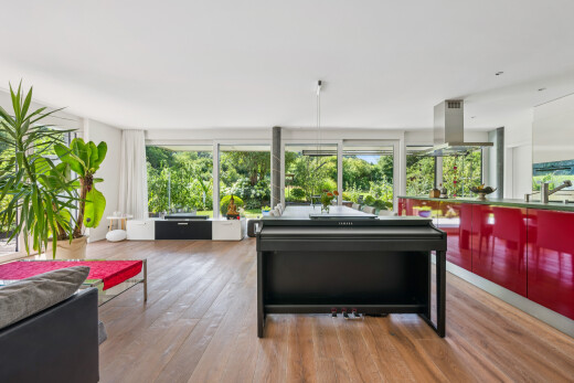 wohnzimmer mit inside property, wood finish floor, holzfußboden, waschbecken, und natürliches licht