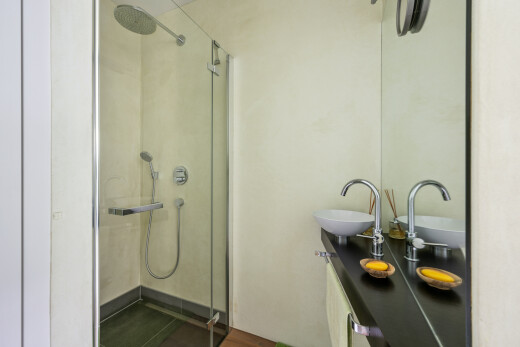 bad mit waschbecken, schminktisch, dusche, komplettes badezimmer, und gipskartonwand