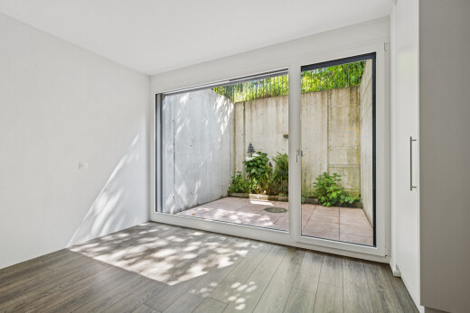 leerer raum mit holzfußboden, wood finish floor, gipskartonwand, drywall, und inside property