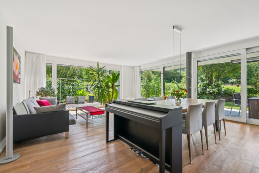 wohn- / esszimmer mit holzfußboden, wood finish floor, inside property, und hardwood floor