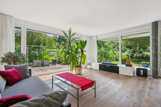 wohnzimmer mit inside property, holzfußboden, und wood finish floor