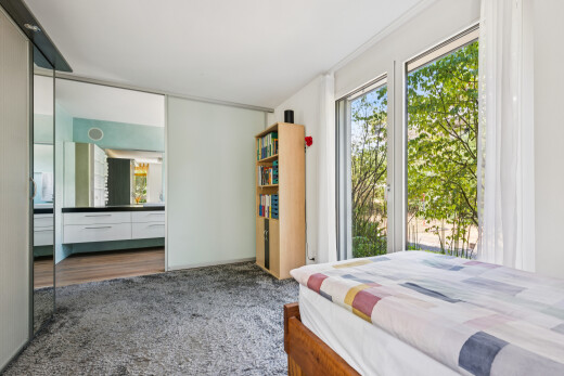zimmer / schlafzimmer mit teppich, carpet, gipskartonwand, drywall, und inside property