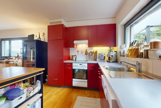 küche mit rote schränke, ofen, inside property, natürliches licht, und natural light