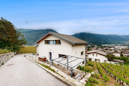 außenansicht mit day time, stuckverkleidung, blick auf die berge, mountain view, und property visible