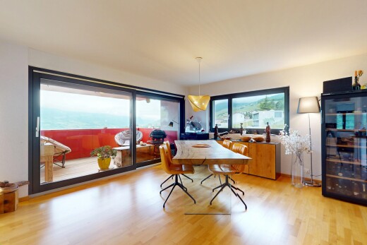 esszimmer mit holzfußboden, wood finish floor, inside property, natürliches licht, und natural light