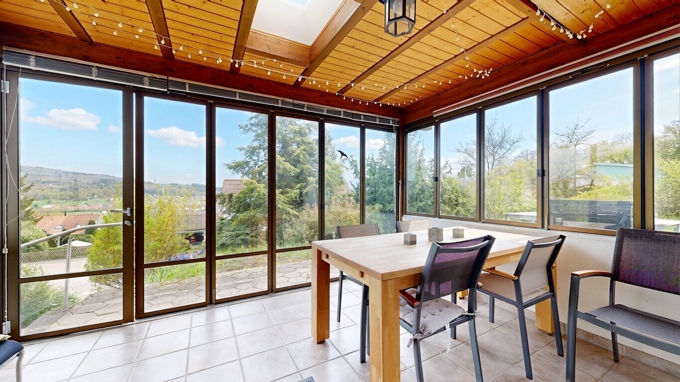 salle à manger avec day time, lumière naturelle, natural light, inside property, et plafond en bois